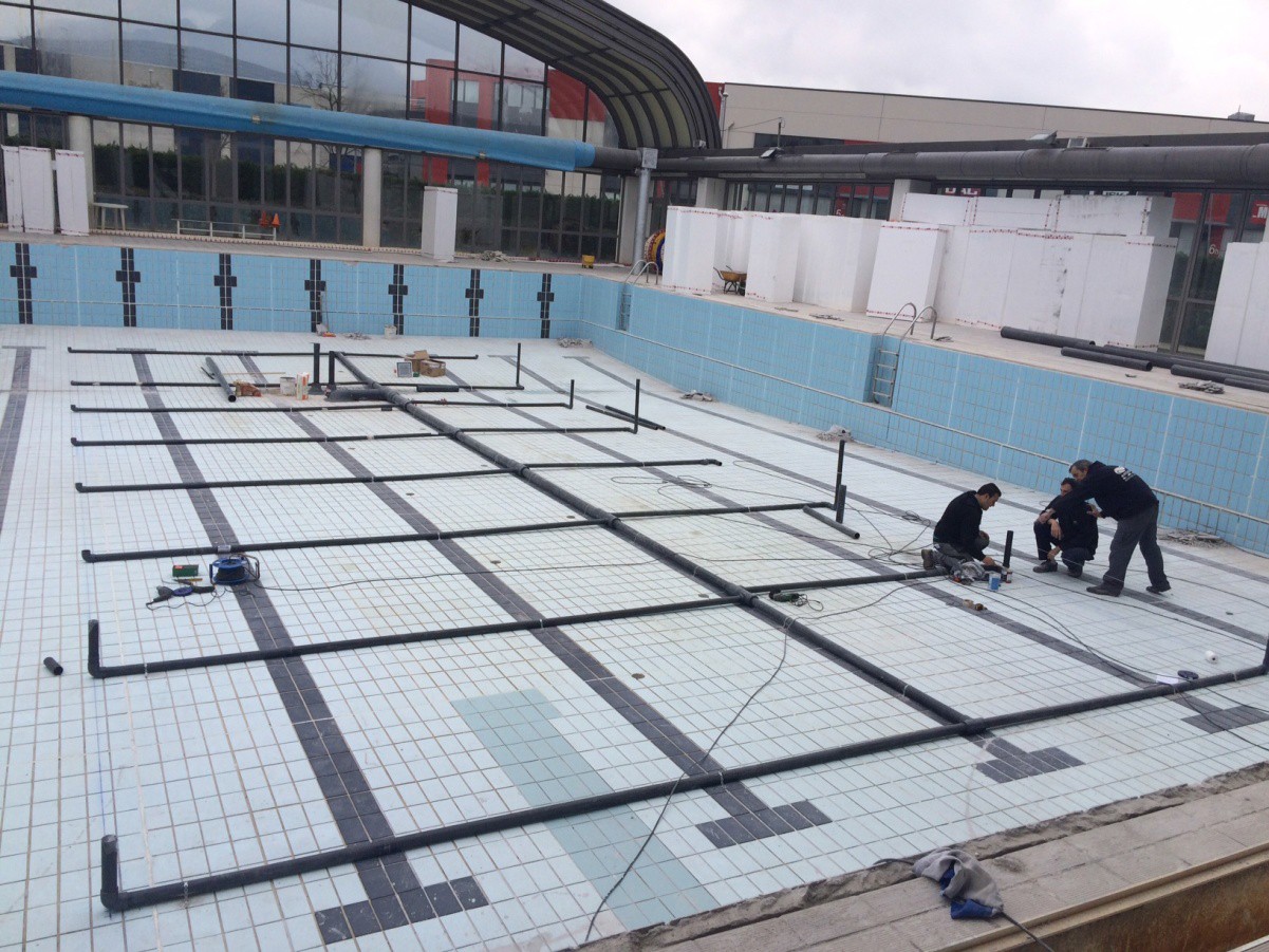 Elevación del fondo de piscina y recubrición con liner de piscina grande de polideportivo de Abadiño (con Lasuen) 2016